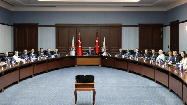AK Parti Sözcüsü Ömer Çelik'in, toplantının gündemine ilişkin açıklama yapması bekleniyor.