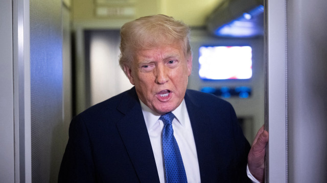 Le président américain Donald Trump s'adresse aux journalistes à bord d'Air Force One alors qu'il se rend à Washington, DC, depuis la Floride, le 16 mars 2025, au-dessus de la Virginie.