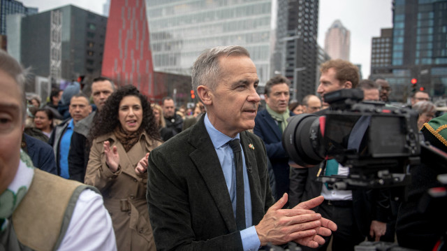 Le Premier ministre canadien Mark Carney (C) participe au défilé de la Saint-Patrick à Montréal, au Canada, le 16 mars 2025. 