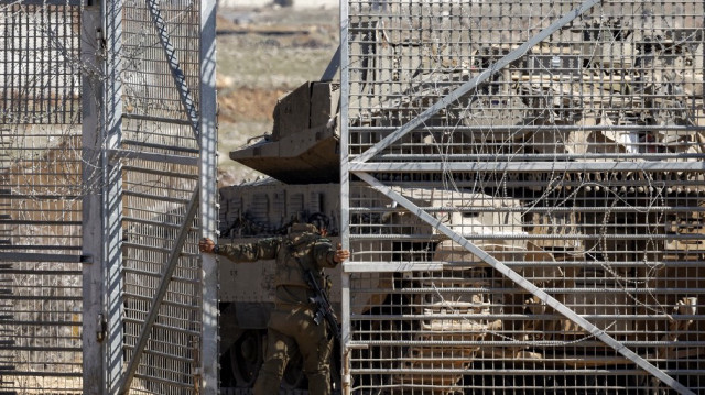 Un soldat de l'armée israélienne ferme le portail derrière un char de combat principal Merkava dans la zone tampon contrôlée par l'ONU séparant les forces israéliennes et syriennes sur le plateau du Golan, près du point de contrôle de Quneitra, le 2 mars 2025.
