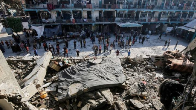 طفل بمركز إيواء بغزة: دماء وأشلاء تناثرت جراء قصف الاحتلال الإسرائيلي
