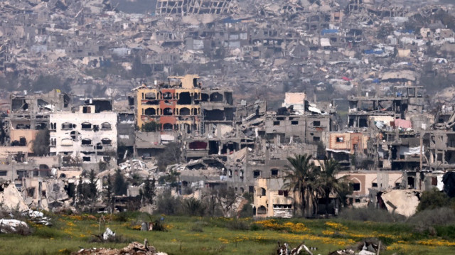 Des bâtiments détruits sont photographiés dans le nord de la bande de Gaza depuis la frontière du sud d'Israël, le 18 mars 2025.
