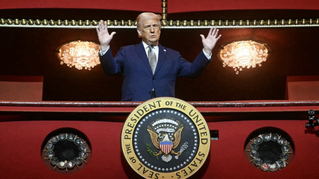Le président américain Donald Trump se tient dans la loge présidentielle alors qu'il visite le John F. Kennedy Center for the Performing Arts à Washington, DC, le 17 mars 2025. 