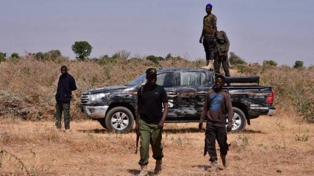 Les forces de sécurité nigérianes sont vues sur le site d'une attaque de sabotage prétendument perpétrée par Boko Haram contre des infrastructures électriques à la périphérie de Maiduguri, le 12 février 2021.