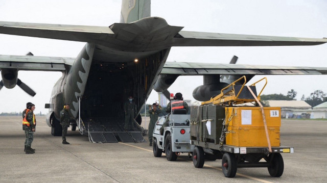 Des soldats taïwanais en train de charger un avion de transport C-130 de l'armée de l'air dans un lieu non divulgué, le 18 mars 2025.