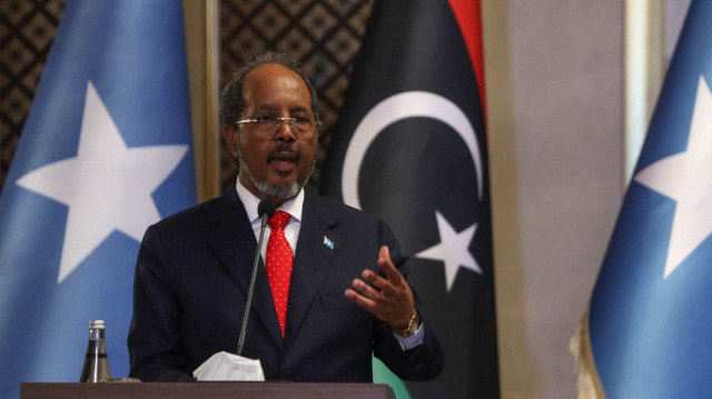 Le président de la Somalie, Hassan Sheikh Mohamud, s'exprime lors d'une conférence de presse conjointe avec le chef du Conseil présidentiel libyen, Mohamed al-Manfi (non représenté), à la suite d'une réunion sur les relations bilatérales à Tripoli, le 24 février 2025.