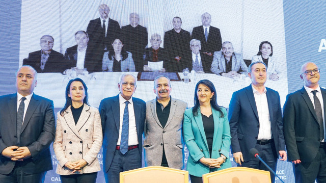 Kandil'deki sözde üst yönetimin silah bırakma ve fesihle ilgili daha önce farklı kanallar aracılığıyla bilgilendirildiği belirtiliyor.