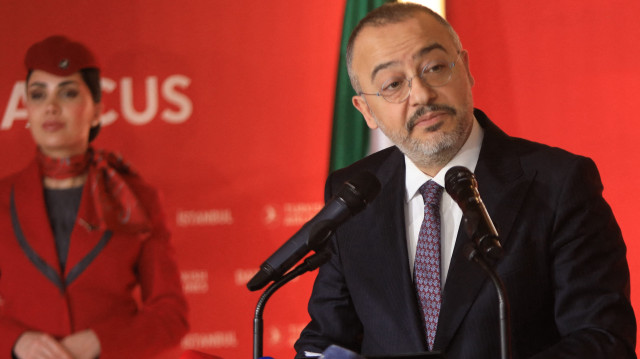 Le vice-ministre turc des affaires étrangères, Nuh Yilmaz, s'adresse aux médias après l'arrivée d'un avion de Turkish Airlines transportant une délégation diplomatique à l'aéroport international de Damas, dans la capitale syrienne, le 23 janvier 2025.