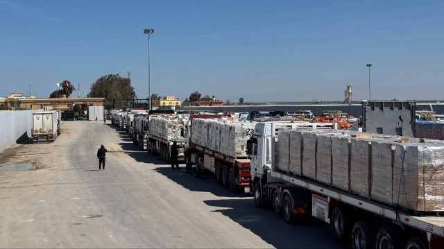 Des camions transportant de l'aide humanitaire sont alignés du côté égyptien du poste frontière de Rafah avec la bande de Gaza, le 2 mars 2025, après qu'Israël a suspendu l'entrée de fournitures dans l'enclave palestinienne. Israël a déclaré le 2 mars qu'il suspendait l'entrée des fournitures dans la bande de Gaza. Des tirs d'artillerie et une frappe aérienne ont été signalés dans le territoire après que l'État hébreu et le Hamas se soient trouvés dans une impasse quant à la manière de procéder avec leur fragile cessez-le-feu.