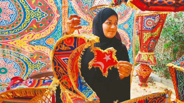 Filistinli Rihan Sharab, ağır yıkıma maruz kalan Han Yunus’ta yardım kolilerini Ramazan süslerine dönüştürerek zorlu günlerin içinde bir umut ışığı olmaya çalışıyor.