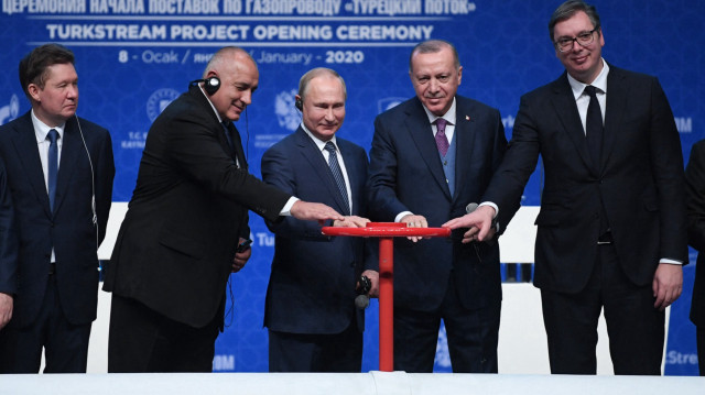 (De gauche à droite) Alexei Miller, directeur général de Gazprom, Boyko Borisov, premier ministre bulgare, Vladimir Poutine, président russe, Recep Tayyip Erdogan, président turc, et Aleksandar Vucic, premier ministre serbe, assistent à la cérémonie d'inauguration du nouveau gazoduc "TurkStream", le 8 janvier 2020 à Istanbul. Le président turc Recep Tayyip Erdogan accueille son homologue russe Vladimir Poutine pour inaugurer un nouveau gazoduc, alors que les tensions en Libye et en Syrie sont également à l'ordre du jour. Le projet TurkStream, qui a été temporairement interrompu pendant une période de gel des relations entre la Russie et la Türkiye, comprend deux gazoducs parallèles de plus de 900 kilomètres (550 miles).