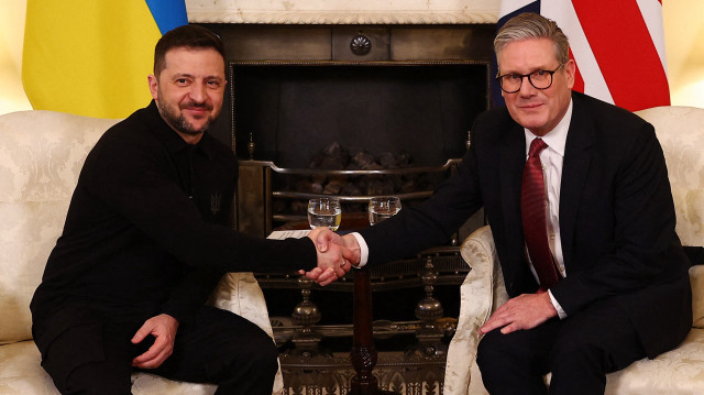 Le Premier ministre britannique Keir Starmer serre la main du président ukrainien Volodymyr Zelensky lors d'une réunion bilatérale dans le centre de Londres le 1er mars 2025, avant le sommet des dirigeants européens qui se tiendra le lendemain.