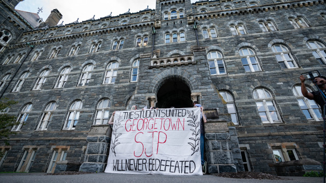  Badar Khan Suri menait des "recherches doctorales sur la construction de la paix en Irak et en Afghanistan", selon un communiqué de la prestigieuse université Georgetown.