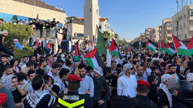 مئات الأردنيين يشاركون في مسيرة لرفع الظلم عن غزة