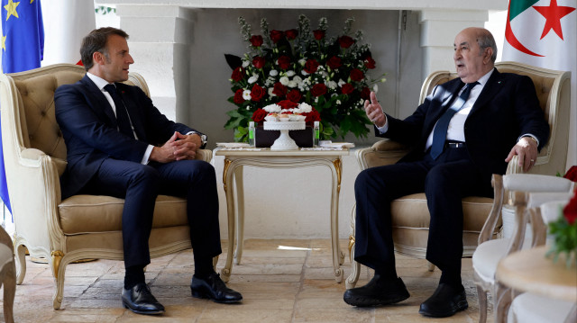 Le président français Emmanuel Macron (G) rencontre le président algérien Abdelmadjid Tebboune au Borgo Egnazia, en marge du sommet du G7 organisé par l'Italie, à Savelletri, dans la région des Pouilles, le 13 juin 2024.