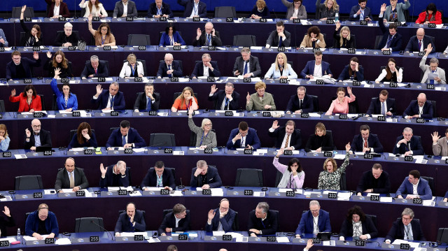 En Belgique, cinq personnes ont été inculpées pour corruption active ou blanchiment dans le cadre de cette affaire, après une série d'interpellations et de perquisitions les 13 et 17 mars.