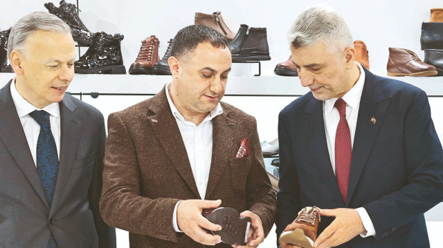 Ticaret Bakanı Ömer Bolat, İstanbul Fuar Merkezi'ndeki stantları gezerek, yetkililerden ayakkabı sektörünün ürettiği ürünler, yapılan çalışmalar ve ihracat süreçlerine ilişkin bilgi aldı.