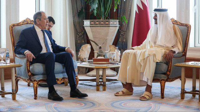 Sur cette photo prise et diffusée par le ministère russe des Affaires étrangères le 26 février 2025, le ministre russe des Affaires étrangères Sergueï Lavrov rencontre l'émir du Qatar, Cheikh Tamim bin Hamad al-Thani, à Doha.