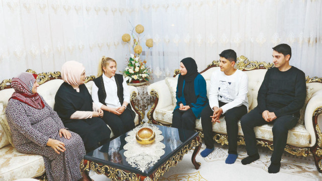 Emine Erdoğan, 15 Temmuz darbe girişiminde eşi ve damadı şehit, iki kızı da gazi olan Vehibe Sayın'ın iftar sofrasına konuk oldu.