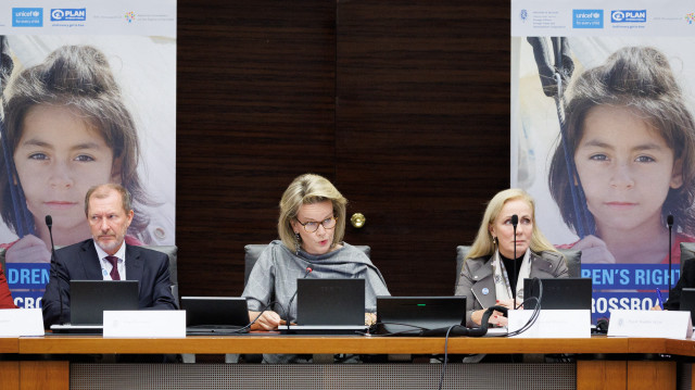 Le chef de cabinet belge du ministre des Affaires étrangères Marc Pecsteen (G), la reine Mathilde de Belgique et la directrice générale adjointe de l'UNICEF et des partenariats Kitty van der Heijden (D) s'expriment lors d'une conférence internationale intitulée "Les droits de l'enfant à la croisée des chemins : Evolving Humanitarian Crises" à l'occasion du 35ème anniversaire de la Convention internationale des droits de l'enfant, le 22 novembre 2024, à Bruxelles.
