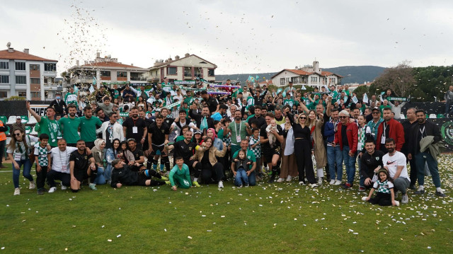 Muğlaspor takımı galibiyet pozunu aileleriyle birlikte verdi. 