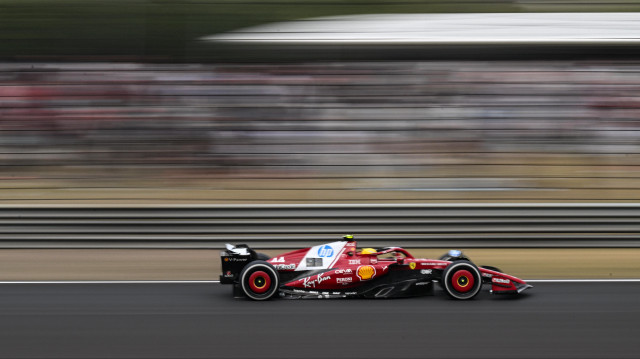 5,4 kilometrelik Şanghay Uluslararası Pisti'nde düzenlenen yarışta Scuderia Ferrari takımından Lewis Hamilton rakipleriyle mücadele etti.