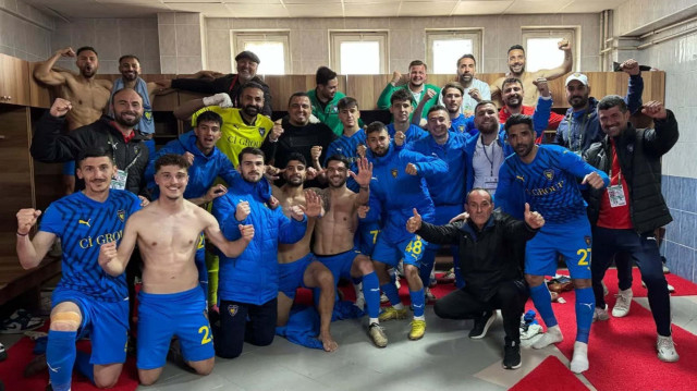 Bucaspor 1928 takımının soyunma odasındaki zafer pozu