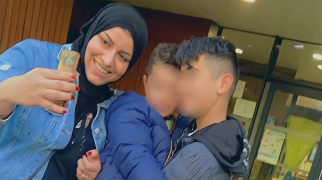 Une reproduction d'une photo de famille prise le 5 mai 2021 à Mérignac montre Chahinez (à gauche), une Française de 31 ans mère de trois enfants qui a été brûlée vive par son mari, posant avec ses enfants. 