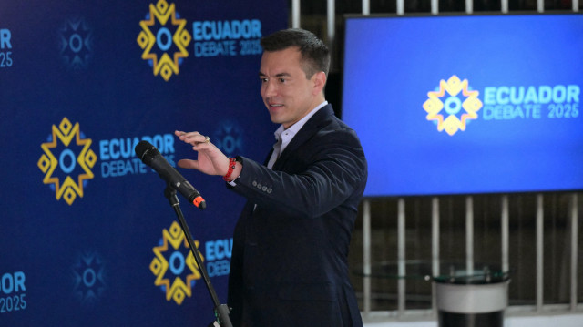 Le président équatorien et candidat à la présidence, Daniel Noboa, s'adresse aux médias après le débat du second tour de la présidentielle à Quito, le 23 mars 2025. Le second tour de l'élection présidentielle équatorienne aura lieu le 13 avril.