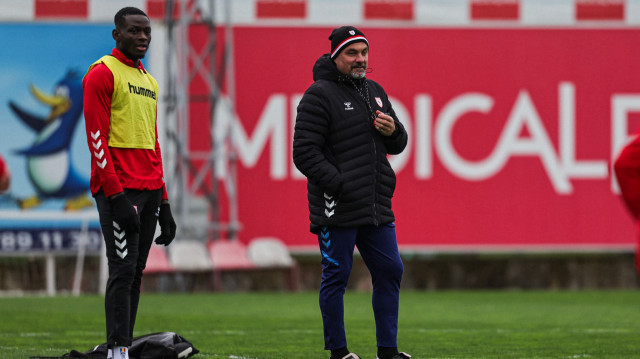 Reeder Samsunspor, Trendyol Süper Lig'in 29. haftasında sahasında Kasımpaşa ile yapacağı maçın hazırlıklarına 4 günlük iznin ardından yeniden başladı. Teknik direktör Thomas Reis (sağda) futbolcuları yakından takip etti.