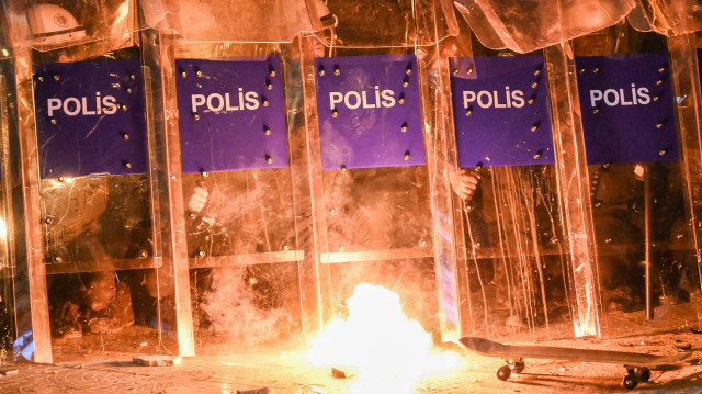 <p>Kızılay'da bir araya gelen ve izinleri olmayan grup, sokakları savaş alanına çevirdi.</p>