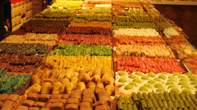 <p>Vatandaşlar genellikle çikolatalı şekerleri tercih etse de herkesin damak zevkine göre şeker çeşitleri tezgahlarda bulunuyor. Şeker ve çikolataların yanı sıra Antep fıstığı başta olmak üzere kuruyemiş çeşitleri de tezgahlarda rağbet görüyor. Kimi vatandaşlar sadece şeker, çikolata ve lokum çeşitleri alırken, kimi vatandaşlarda misafirlerine ikram etmek için kuruyemiş çeşitleri alıyor.</p><p><br></p>