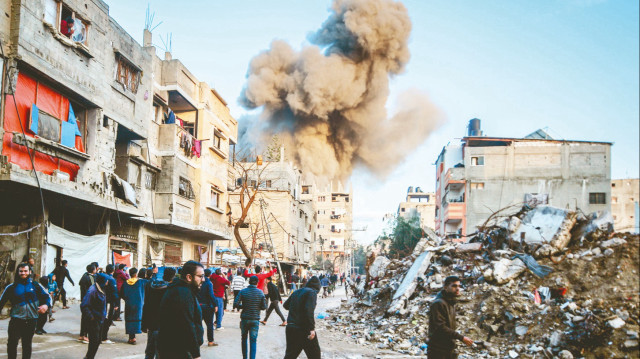 İşgalci İsrail ordusunun dün Gazze’nin çeşitli noktalarında, 41 sivili daha bombardımanlarla öldürmesinin ardından, 7 Ekim 2023’te başlattığı vahşi saldırılarda öldürdüğü Filistinli sayısının 50 bini aştığı bildirildi.