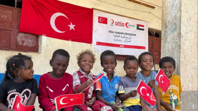 الهلال الأحمر التركي يقدّم مساعدات رمضانية لـ6 آلاف نازح بالسودان