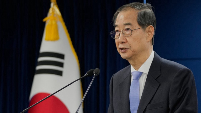 Le président sud-coréen par intérim Han Duck-soo s'exprime lors d'un briefing au complexe gouvernemental à Séoul le 24 mars 2025. La Cour constitutionnelle de Corée du Sud a rejeté la destitution du Premier ministre Han Duck-soo le 24 mars, le rétablissant dans ses fonctions de président par intérim, rôle qui lui avait été confié après la suspension du président pour avoir décrété la loi martiale.