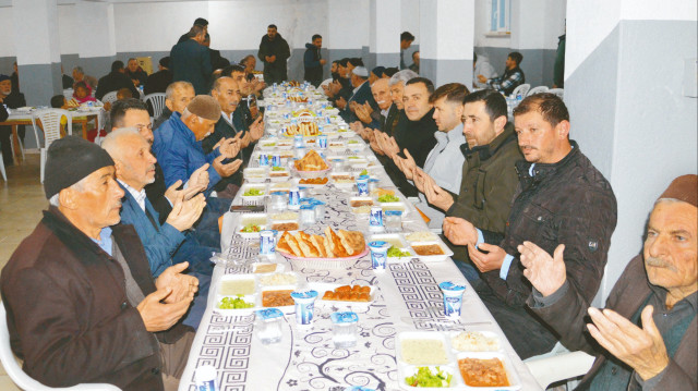 Mahallenin gençleri de yemek servisi yaparak geleneğe katkıda bulunuyor.