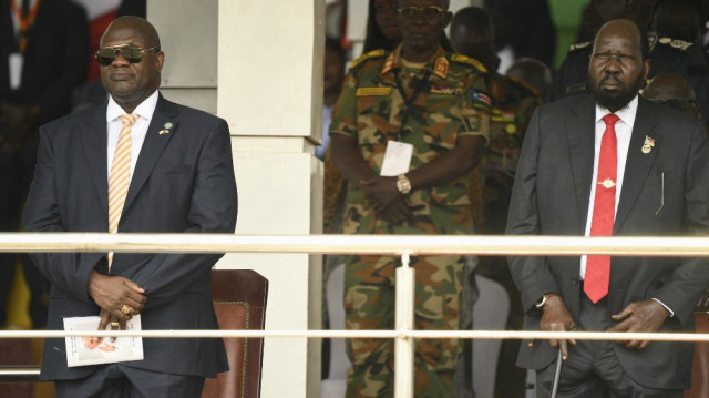 Le vice-président du Sud-Soudan Riek Machar (à gauche) et le président du Sud-Soudan Salva Kiir (à droite) assistent à la messe présidée par le pape François (absent) au mausolée John Garang à Juba, au Sud-Soudan, le 5 février 2023. 