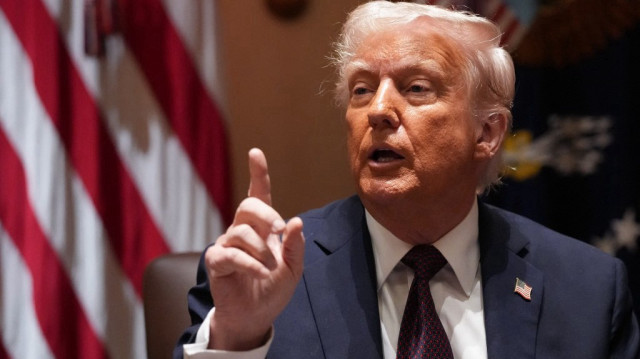 Le président américain Donald Trump demande à un journaliste de poser une question lors d'une réunion du cabinet à la Maison Blanche, le 24 mars 2025 à Washington, DC. 