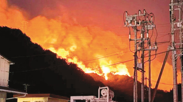 Japonya’nın Iwate eyaletinde 26 Şubat’ta da başlayan orman yangını bir kişinin ölümüne, 171 yapının zarar görmesine neden olmuştu. Alevler 12 günde kontrol altına alınabilmişti.
