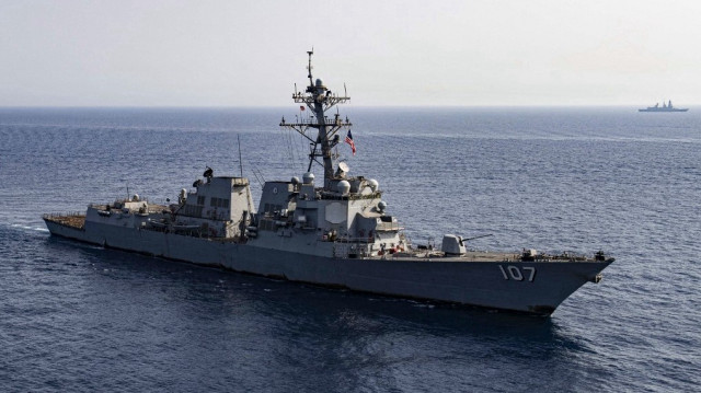 Cette photo diffusée par le service de distribution d'informations visuelles de la défense américaine (DVIDS) montre le destroyer lance-missiles Arleigh Burke de la marine américaine USS Gravely (DDG 107) naviguant en formation avec le FS Forbin (D 620) en mer Rouge, le 7 juin 2024, dans le cadre de leur mission de soutien à la stabilité et à la sécurité maritimes dans la région du Moyen-Orient.