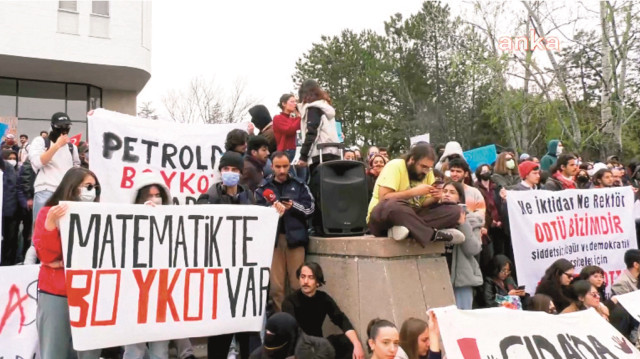 Boykota katılmayanlar hain ilan edilmekle tehdit edildi.