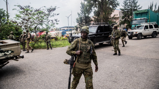 Des membres du mouvement M23 montent la garde pour le convoi des soldats des Forces Démocratiques de Libération du Rwanda (FDLR) à Goma, le 1er mars 2025