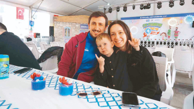 Büyük ilgi gören etkinlikte tuz hakkı geleneğinin anlamı anlatılırken, aile bağlarını güçlendiren bu jest aynı zamanda duygusal anlara da sahne oldu.