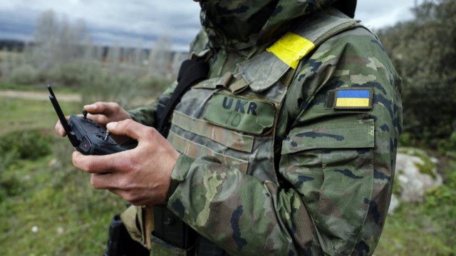 Un soldat ukrainien utilise un drone lors d'une formation dispensée par des instructeurs militaires espagnols à l'académie d'infanterie de l'armée de Tolède, à Tolède, en Espagne, le 17 mars 2025.
