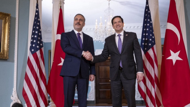 Le secrétaire d'État américain Marco Rubio serre la main du ministre turc des Affaires étrangères Hakan Fidan dans la salle des traités du département d'État à Washington, DC, le 25 mars 2025.