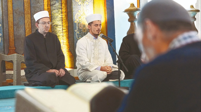 Denizli Dini Yüksek İhtisas Merkezi'nde eğitim görevlisi olan Kurra Hafız Selçuk Gültekin, Ramazanda görevli geldiği Hünkar Camii'nde Boşnak hafızlarla Kur'an-ı Kerim okuyor.