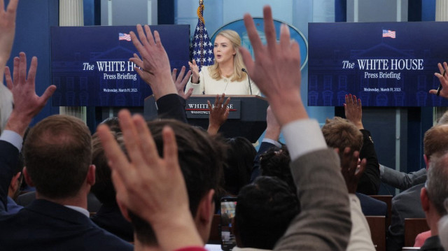 La Porte-parole de la Maison-Blanche, Karoline Leavitt, répond aux questions des journalistes lors d'une conférence de presse dans la salle de presse Brady à la Maison Blanche, le 19 mars 2025 à Washington, DC.