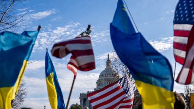 Des personnes agitent des drapeaux américains et ukrainiens lors d'un rassemblement de soutien à l'Ukraine avant le discours du président américain Donald Trump devant une session conjointe du Congrès à Washington, DC, le 4 mars 2025.