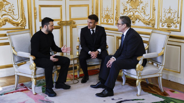 Le président ukrainien Volodymyr Zelensky, le président français Emmanuel Macron et le Premier ministre britannique Keir Starmer s'expriment lors d'une réunion trilatérale en marge du sommet de la "coalition des volontaires" au palais de l'Élysée, à Paris, le 27 mars 2025. 
