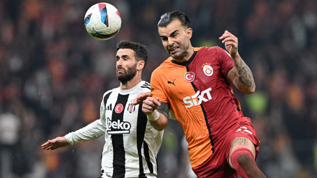 Trendyol Süper Lig 10. haftasında Galatasaray ile Beşiktaş takımları, RAMS Park'ta karşılaştı. Bir pozisyonda Galatasarayl oyuncusu Abdülkerim Güzel (sağda) ile Beşiktaş oyuncusu Rafa Silva (solda) mücadele etti.